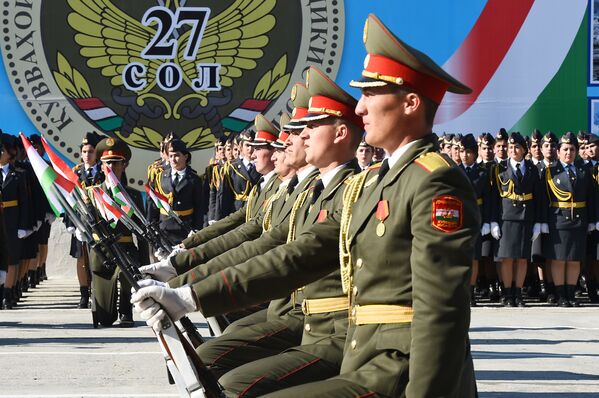 В поздравлении Рахмон отметил, что образование Национальной армии пришлось на весьма сложный и тяжелый период новейшей национальной государственности Таджикистана - Sputnik Таджикистан