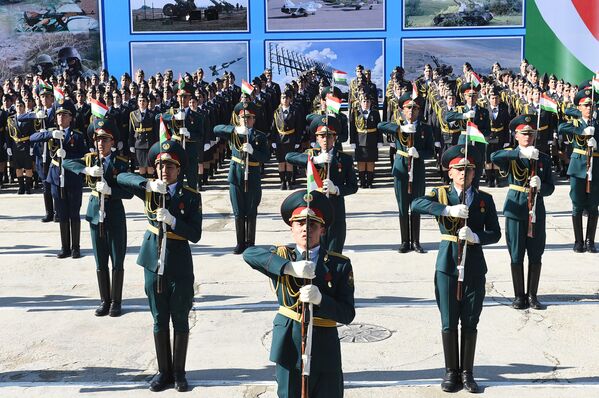 Командовал парадом министр обороны Таджикистана генерал-полковник Шерали Мирзо - Sputnik Таджикистан