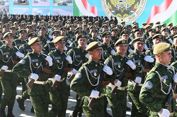 В Таджикистане обычно празднуют День создания Вооруженных сил 23 февраля, в этот же день в республике отмечают и День защитника отечества - Sputnik Таджикистан
