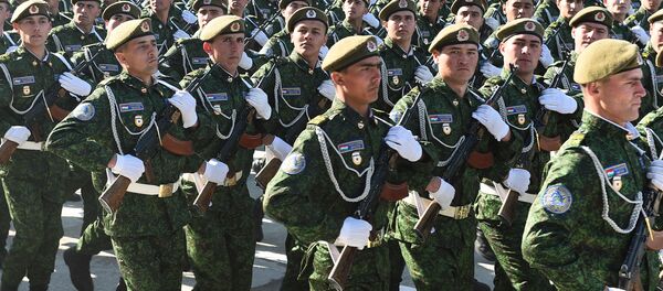 Солдаты вооруженных сил Таджикистана на праздничном параде, архивное фото Солдаты вооруженных сил Таджикистана на праздничном параде, архивное фото - Sputnik Таджикистан