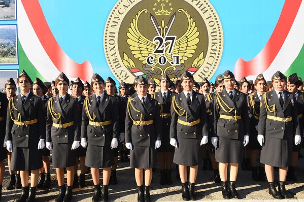 Во время проведения праздничного мероприятия на центральной площади военной базы пел военный оркестр - Sputnik Таджикистан