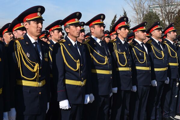 В шествии также приняли участие офицеры Центрального аппарата Министерства обороны и подразделений Национальной гвардии страны   - Sputnik Таджикистан