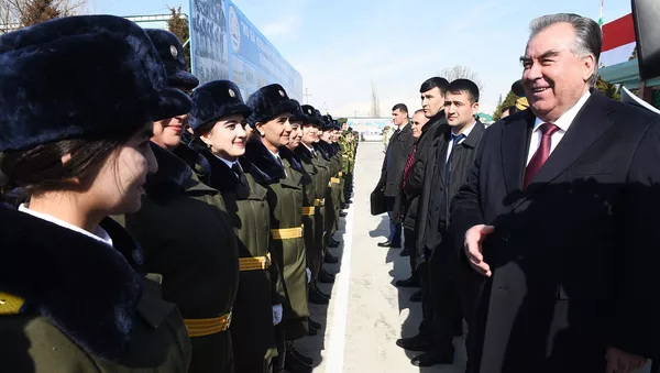 Президент Республики Таджикистан Эмомали Рахмон во время парада в честь 23 февраля - Sputnik Тоҷикистон