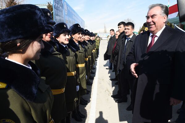 Президент Республики Таджикистан Эмомали Рахмон во время парада в честь 23 февраля - Sputnik Тоҷикистон