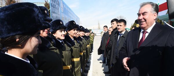 Президент Республики Таджикистан Эмомали Рахмон во время парада в честь 23 февраля - Sputnik Тоҷикистон