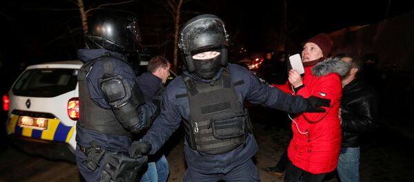 В Полтаве демонстранты протестуют против посадки самолета из Китая В Полтаве демонстранты протестуют против посадки самолета из Китая - Sputnik Таджикистан