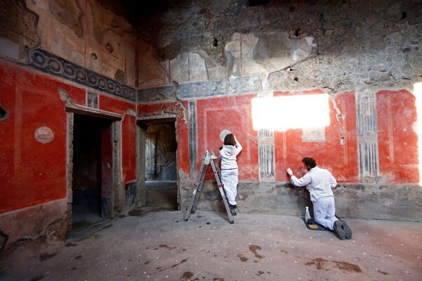 Работа археологов в Casa degli Amanti, одном из трех отреставрированных домов, открытых для публики в Помпеях - Sputnik Таджикистан