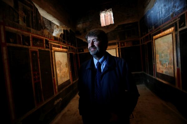Министр культуры Италии Дарио Франческини рассматривает фрески в доме, открытом для публики в Помпеях - Sputnik Таджикистан