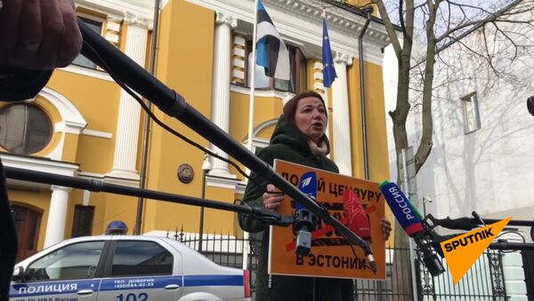 Черышева и Вышинский провели пикет у посольства Эстонии в Москве - видео - Sputnik Таджикистан