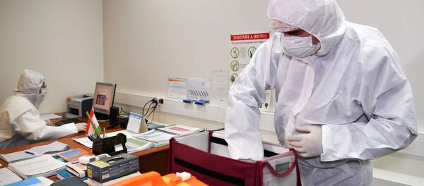 Сотрудники медицинской службы в аэропорту Душанбе - Sputnik Тоҷикистон