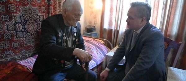 В Душанбе поздравили 99-летнего ветерана ВОВ - YouTube - Sputnik Таджикистан