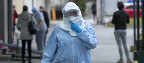 Медицинский работник в защитном костюме - Sputnik Тоҷикистон