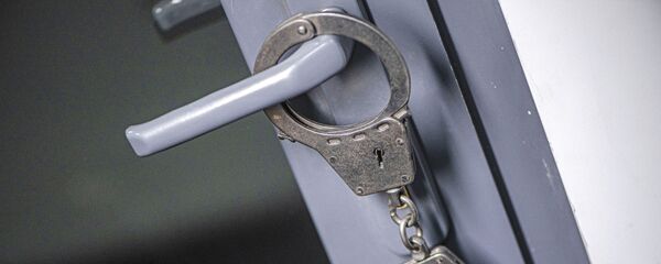 Наручники висят на дверной ручки. - Sputnik Тоҷикистон