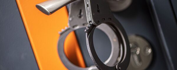 Наручники висят на дверной ручке. - Sputnik Таджикистан