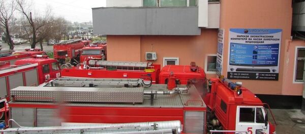 Пожар в здании Шарки Озод - Sputnik Тоҷикистон