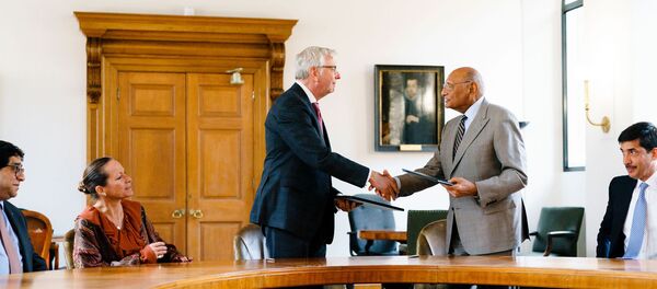 Лаҳзаи ба имзо расидани ёддошти тафоҳум миёни Донишгоҳи Осиёи Марказӣ ва Донишгоҳи Кембриҷ  - Sputnik Тоҷикистон