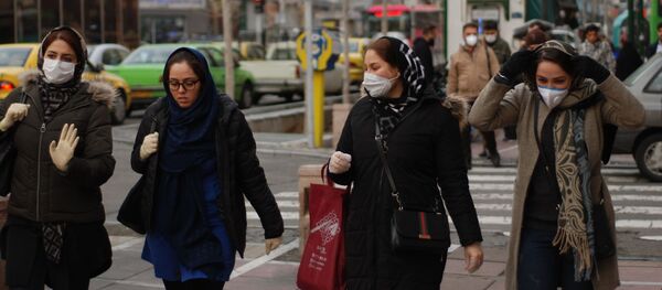 Жители Тегерана в медицинских масках на одной из улиц города - Sputnik Тоҷикистон