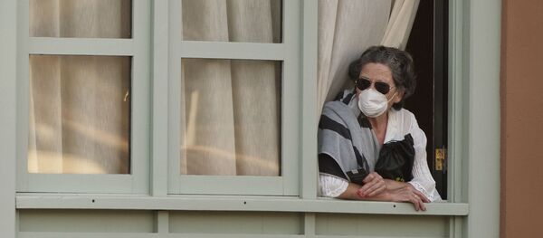 Женщина смотрит из окна Costa Adeje Palace hotel на Тенерифе - Sputnik Тоҷикистон
