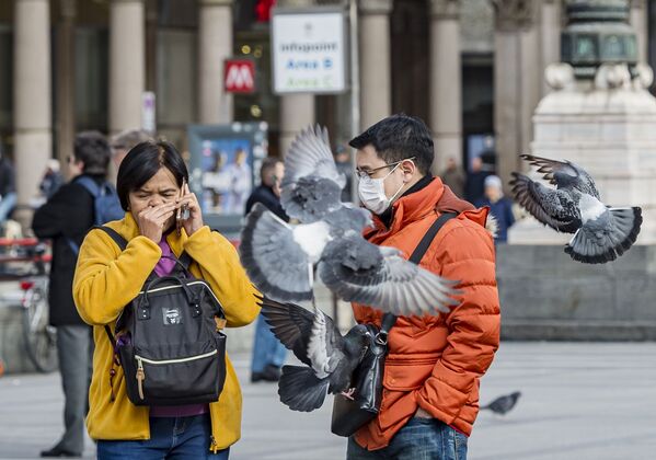 Туристы в защитных масках на одной из улиц Милана - Sputnik Тоҷикистон