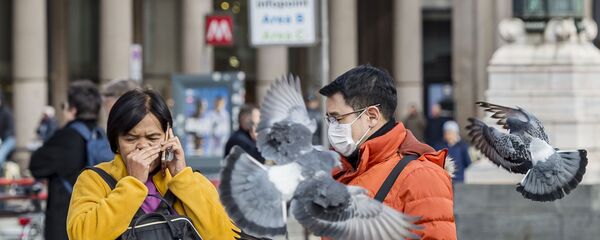 Туристы в защитных масках на одной из улиц Милана - Sputnik Тоҷикистон