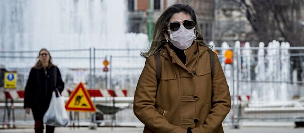 Женщина в медицинской маске в центре Милана - Sputnik Тоҷикистон