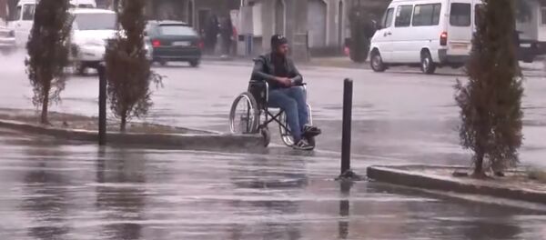 В Душанбе разоблачили мужчину, выдававшего себя за калеку - Sputnik Таджикистан