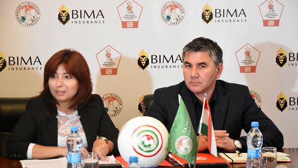 Директор Детско-юношеской футбольной лиги Таджикистана Увайдо Давлатбеков (справа) - Sputnik Таджикистан