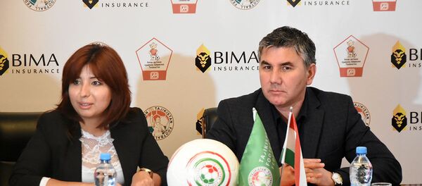 Директор Детско-юношеской футбольной лиги Таджикистана Увайдо Давлатбеков (справа) - Sputnik Таджикистан