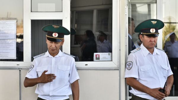 Сотрудники пограничной службы на границе Кыргызстана и Казахстана - Sputnik Таджикистан