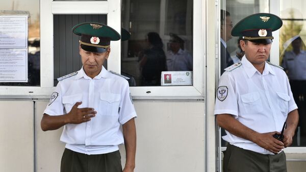 Сотрудники пограничной службы на границе Кыргызстана и Казахстана - Sputnik Таджикистан
