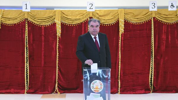 Эмомали Рахмон на парламентских выборах в Таджикистане - Sputnik Таджикистан