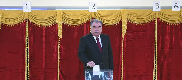 Эмомали Рахмон на парламентских выборах в Таджикистане Эмомали Рахмон на парламентских выборах в Таджикистане - Sputnik Таджикистан