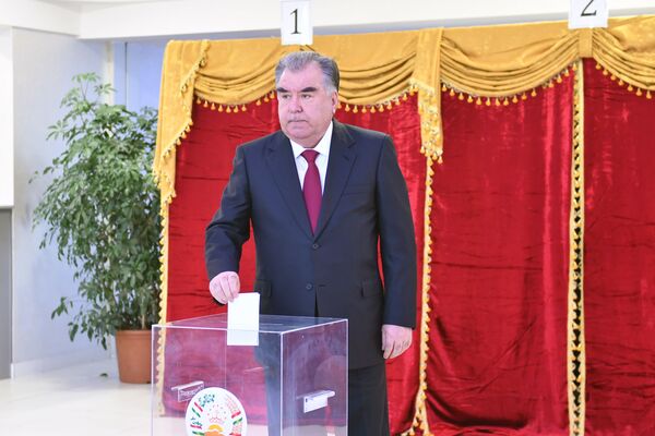 Рахмон голосует на выборах - Sputnik Таджикистан