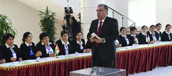 Эмомалӣ Раҳмон, раисиҷумҳури Тоҷикистон ҳангоми пешниҳоди шиноснома дар нуқтаи овоздиҳӣ Эмомалӣ Раҳмон, раисиҷумҳури Тоҷикистон ҳангоми пешниҳоди шиноснома дар нуқтаи овоздиҳӣ - Sputnik Тоҷикистон