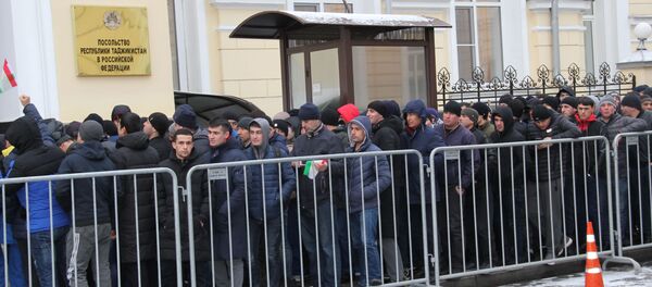Граждане Таджикистана собрались у посольства для голосования - Sputnik Таджикистан