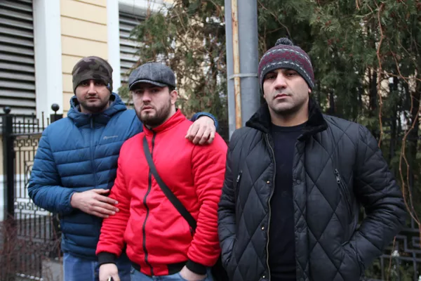 Ҷавонони тоҷики муқими Маскав, ки барои раъйдиҳӣ ба назди бинои сафорат омаданд Ҷавонони тоҷики муқими Маскав, ки барои раъйдиҳӣ ба назди бинои сафорат омаданд - Sputnik Тоҷикистон