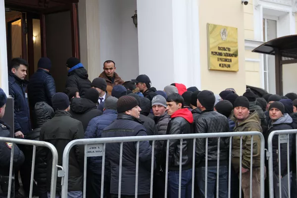 Навбати муҳоҷирони тоҷик пушти дари сафорати Тоҷикистон Навбати муҳоҷирони тоҷик пушти дари сафорати Тоҷикистон - Sputnik Тоҷикистон