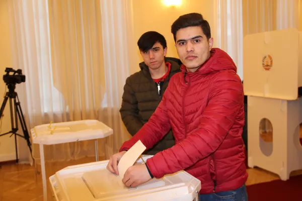 Ҷавонони тоҷик ба вакилу ҳизби дилхоҳи худ раъй доданд Ҷавонони тоҷик ба вакилу ҳизби дилхоҳи худ раъй доданд - Sputnik Тоҷикистон