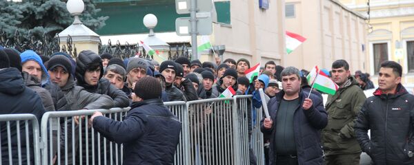 Тоҷикистониён барои раъйдиҳӣ ба назди бинои сафорат бо парчами миллӣ омада буданд - Sputnik Тоҷикистон