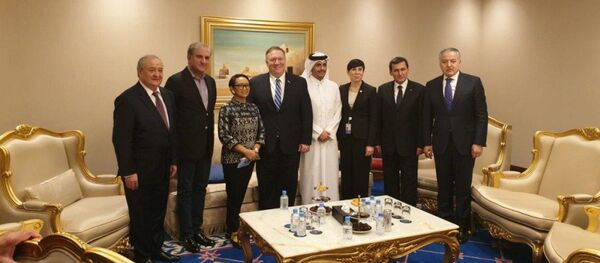 Сироҷиддин Муҳиддин, вазири умури хориҷии Тоҷикистон бо Майк Помпео, котиби давлатии ИМА ва ҳамтоёни дигар дар Доҳа - Sputnik Тоҷикистон