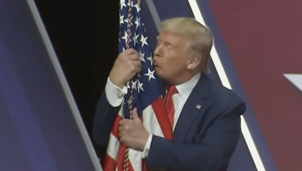 А он его целует: Дональд Трамп снова обнял американский флаг - видео - Sputnik Таджикистан