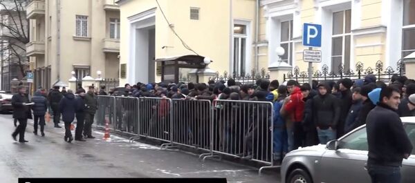 Очереди в посольство: таджикские мигранты проголосовали на выборах в Москве - Sputnik Таджикистан
