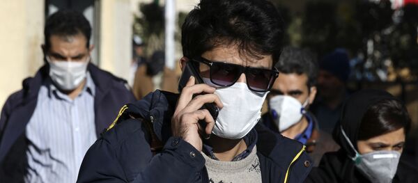 Прохожий в медицинской маске на улице Тегеран - Sputnik Тоҷикистон