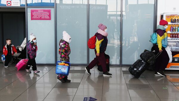 Туристы, прилетевшие из Сеула, выходят из зоны таможенного контроля. - Sputnik Таджикистан