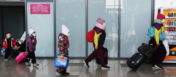 Туристы в аэропорту  - Sputnik Тоҷикистон