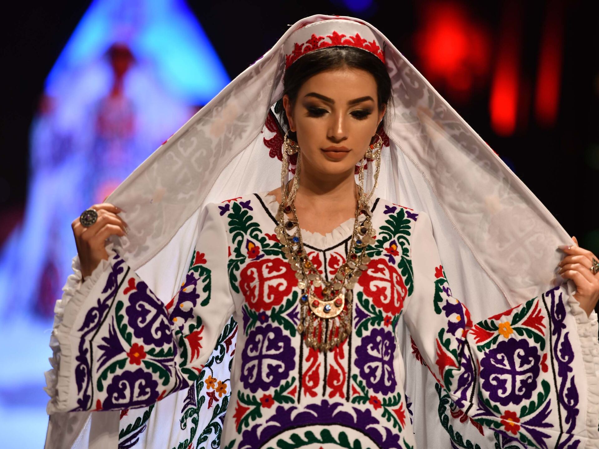 Таджикские известные. Хуршед Сатторов дизайнер. Куртаи чакан Хуршед Сатторов 2023. Национальная одежда Таджикистана чакан. Таджикский модельер Хуршед Сатторов.