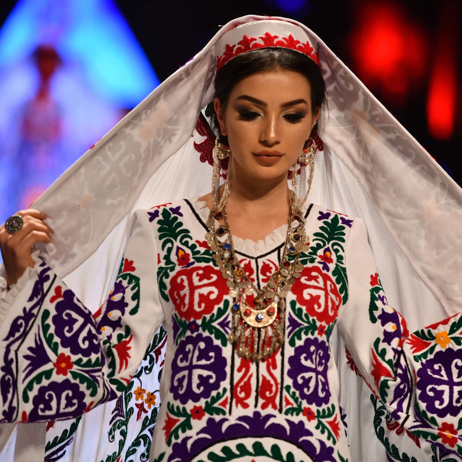 Таджички в национальной одежде
