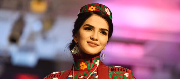 Юбилейный показ дизайнера Хуршеда Сатторова - Sputnik Таджикистан