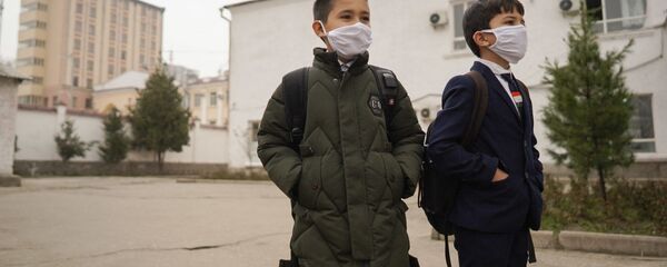 Школьники Душанбе в медицинских масках - Sputnik Тоҷикистон