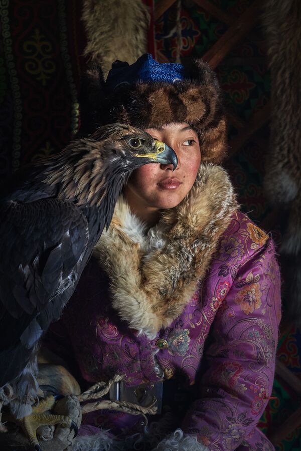 Снимок Young Eagle Hunter Lady мьянманского фотографа Kyaw Bo Bo Han, победивший в номинации National Awards (Мьянма)  конкурса 2020 Sony World Photography Awards - Sputnik Таджикистан